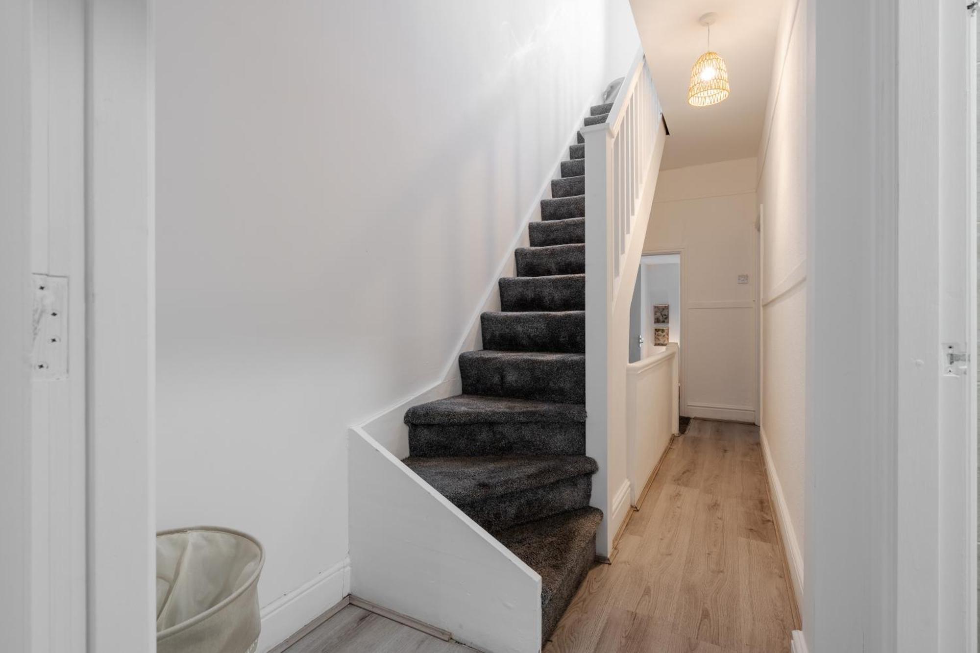 Apartment Spacious 5 Bedroom House - - Free Parking - Contractors Liverpool