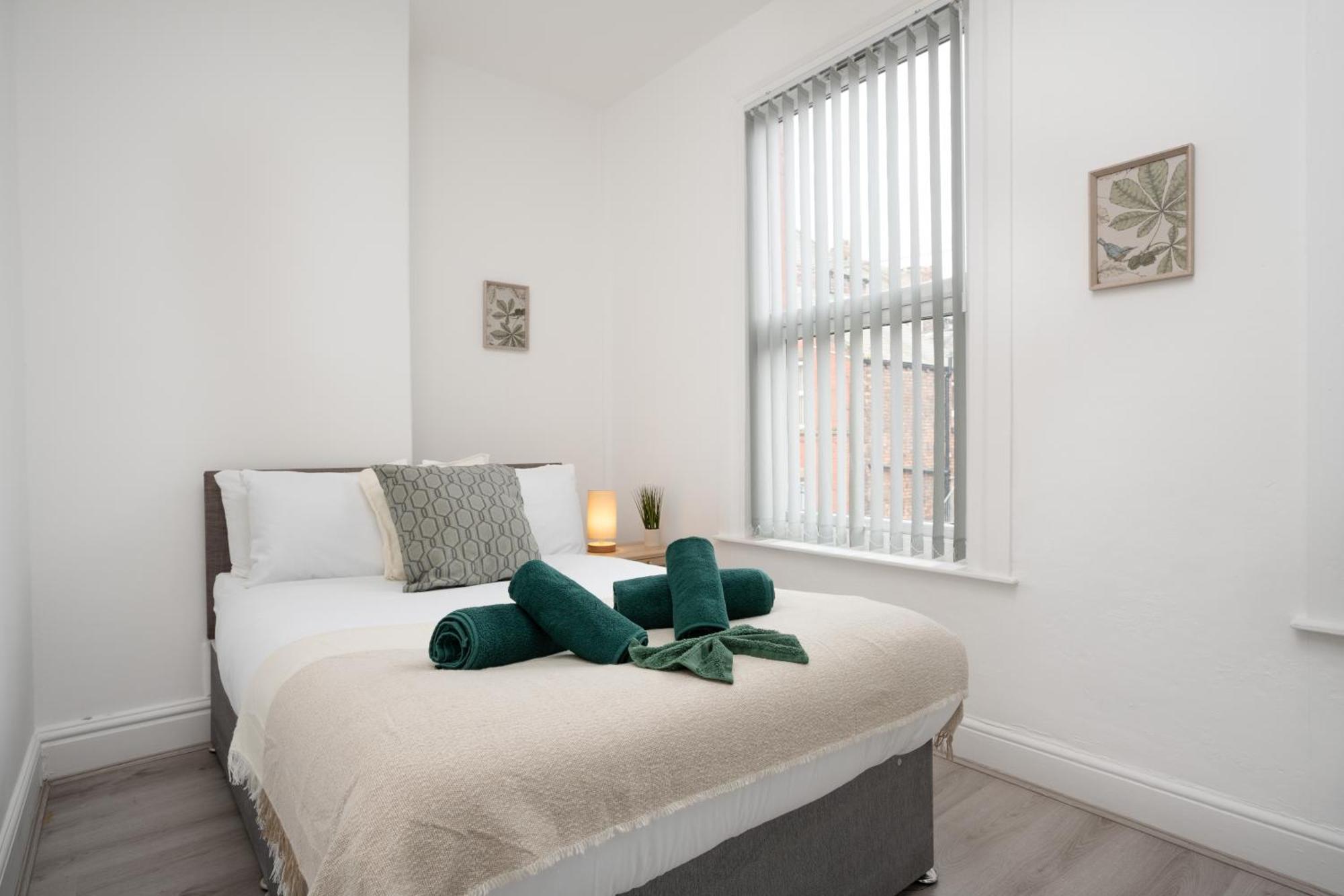 Spacious 5 Bedroom House - - Free Parking - Contractors * Liverpool