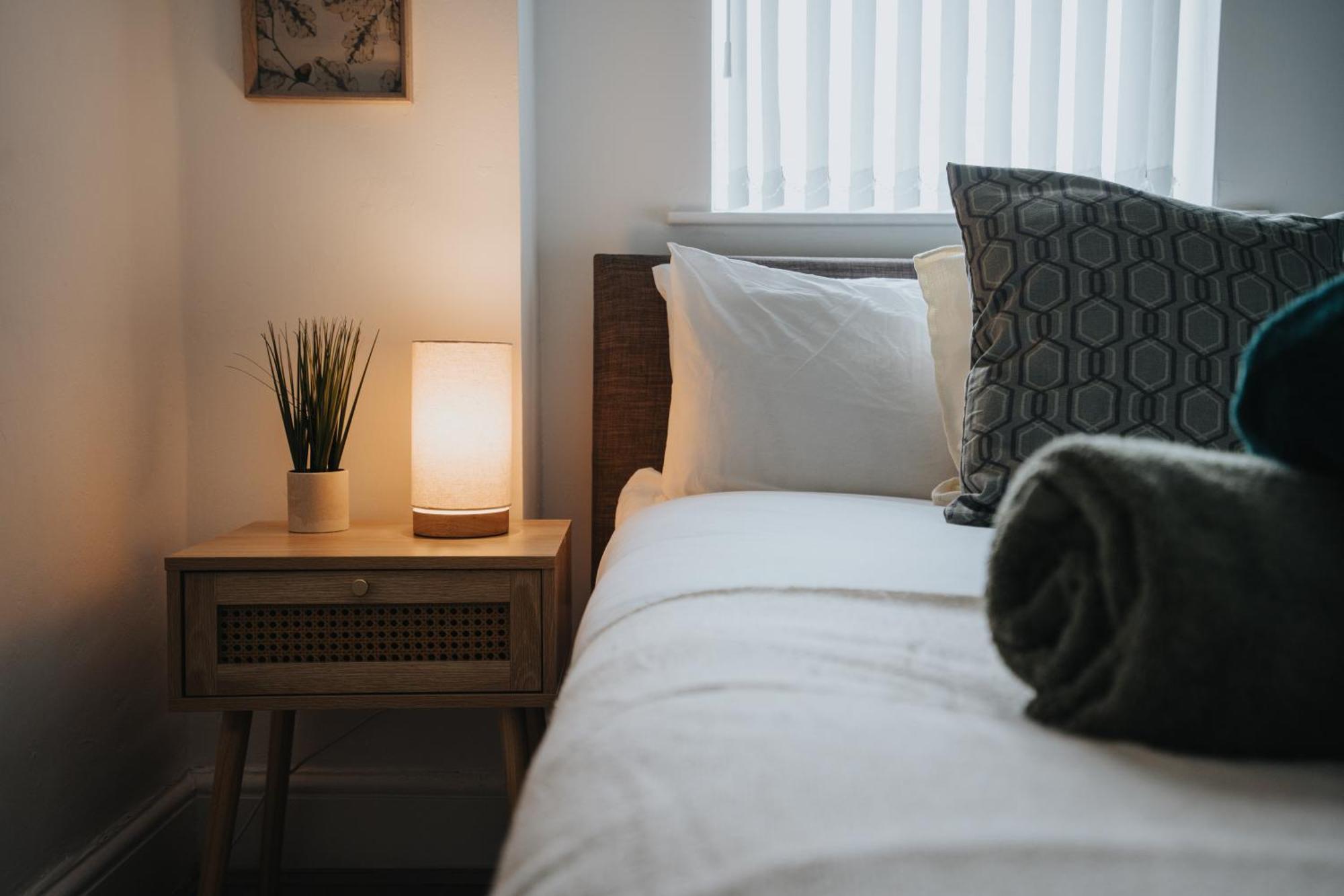 Spacious 5 Bedroom House - - Free Parking - Contractors Apartment Liverpool