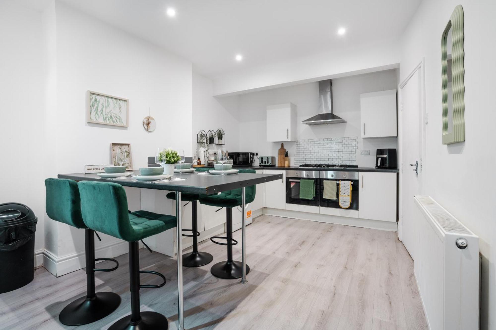 Spacious 5 Bedroom House - - Free Parking - Contractors * Liverpool