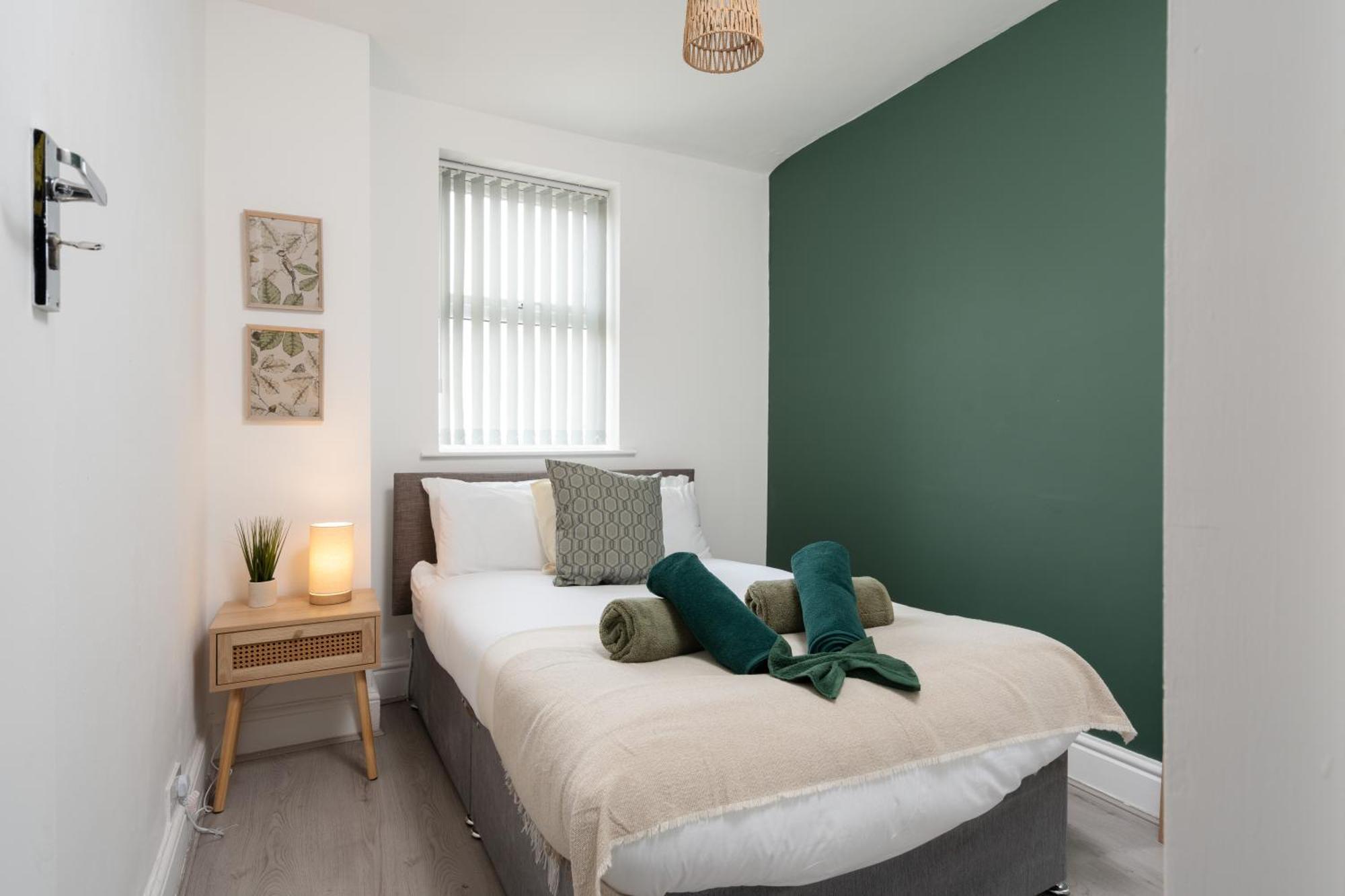 Spacious 5 Bedroom House - - Free Parking - Contractors *