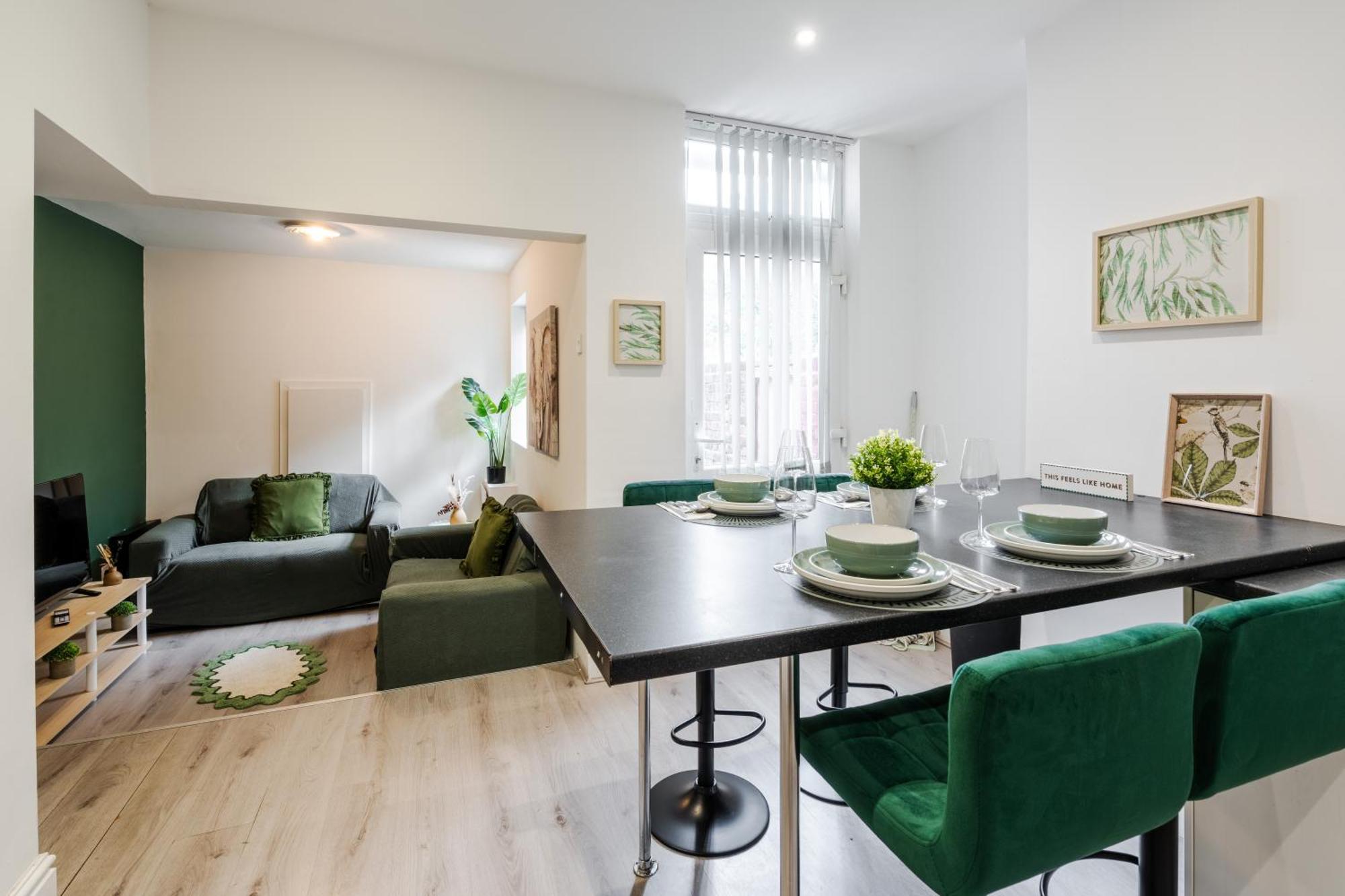 Apartment Spacious 5 Bedroom House - - Free Parking - Contractors Liverpool