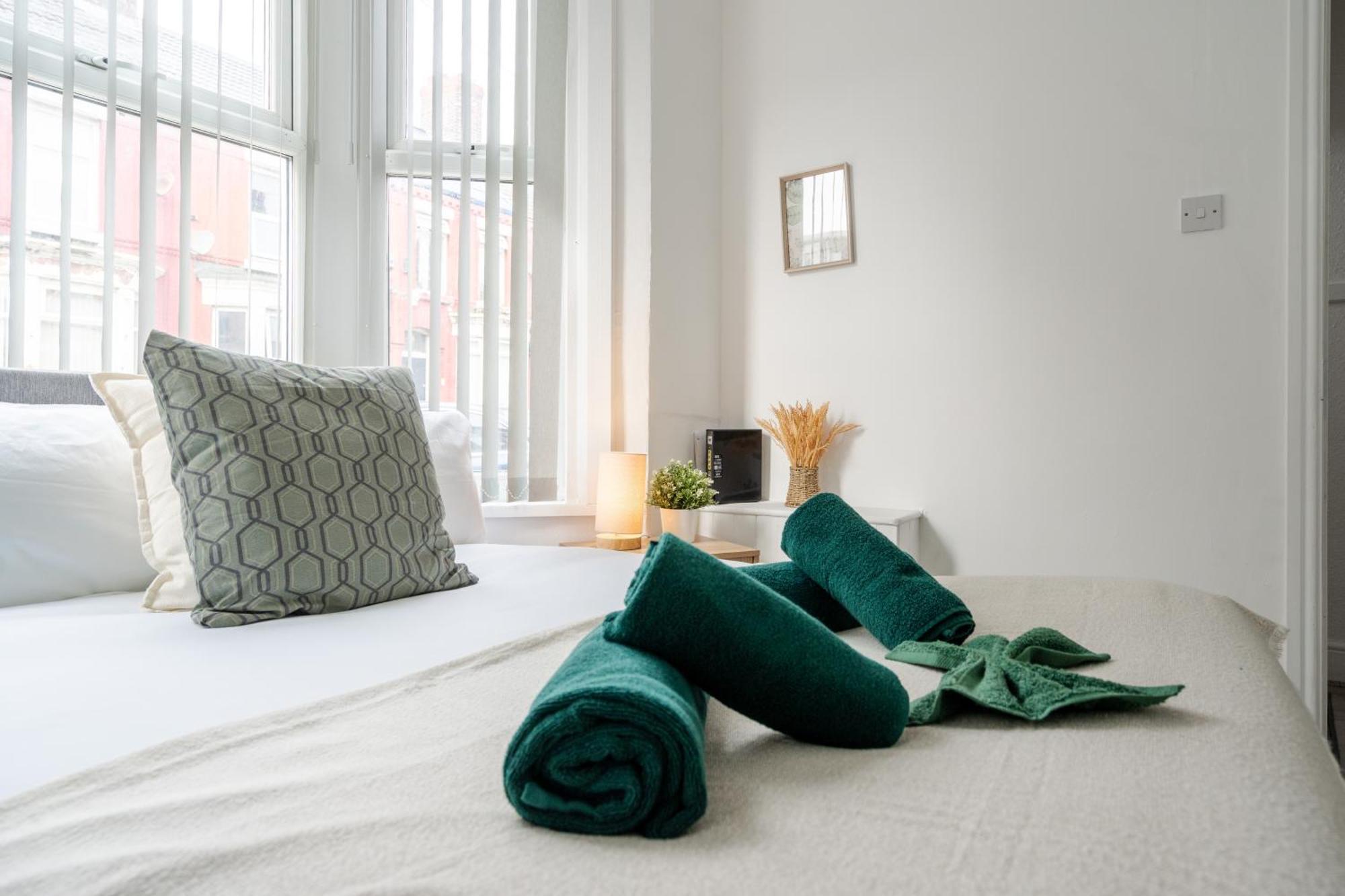 Spacious 5 Bedroom House - - Free Parking - Contractors Apartment *